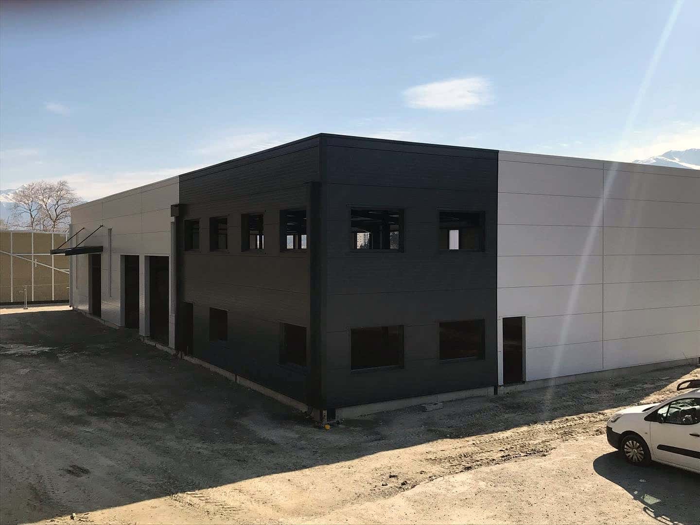 1ère étape terminée , structure, couverture, plancher et Bardage